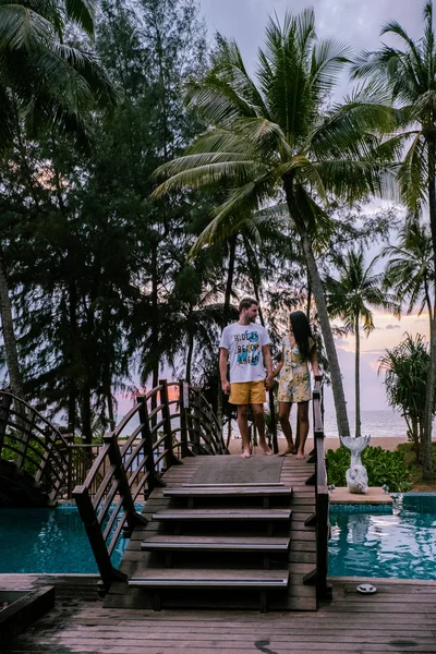 Casal assistindo por do sol na praia e na piscina de um resort de luxo na Tailândia Khao Lak — Fotografia de Stock