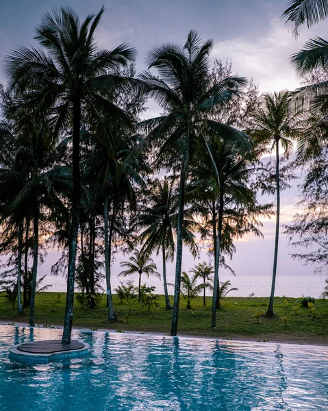 Casal assistindo por do sol na praia e na piscina de um resort de luxo na Tailândia Khao Lak — Fotografia de Stock