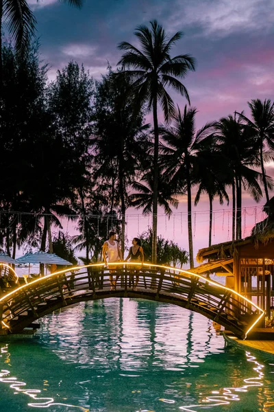 Coppia che guarda il tramonto sulla spiaggia e la piscina di un resort di lusso in Thailandia Khao Lak — Foto Stock