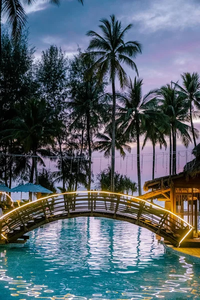 Pár sledující západ slunce u pláže a bazén luxusního letoviska v Thajsku Khao Lak — Stock fotografie