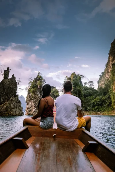 Young men and woman couple on vacation in Thailand visiting the national park Khao Sok Jungle — ストック写真