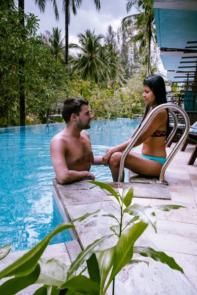 Paar ontspannen in het zwembad tijdens vakantie in Thailand — Stockfoto