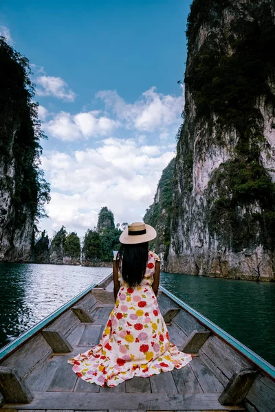 Khao Sok Tailândia, mulher de barco viajando no parque nacional Khao Sok Tailândia — Fotografia de Stock