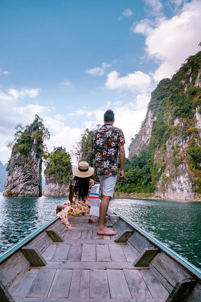 Khao Sok Thajsko, mladý pár na dovolené v Khao Sok Thajsko cestování lodí přes jezero — Stock fotografie