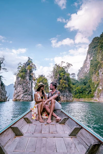 Khao Sok Thaiföld, fiatal pár nyaralni Khao Sok Thaiföld utazik hajóval a tó felett — Stock Fotó