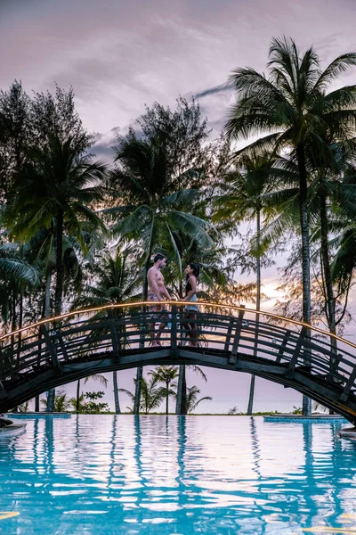 Casal assistindo por do sol na praia e na piscina de um resort de luxo na Tailândia Khao Lak — Fotografia de Stock