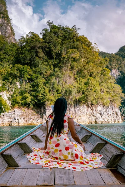 Khao Sok national park Cheow Lan Dam, Ratchaprapha Dam or Rajjaprabha Dam at Suratthani, Thailand couple on vacation — Stock Photo, Image