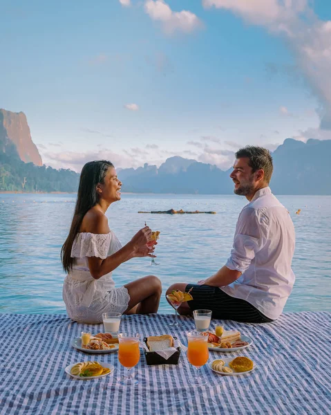 Khao Sok Thailand, koppel ontbijten in de voorkant van er drijvende houten bungalow in Khao Sok nationaal park Thailand — Stockfoto