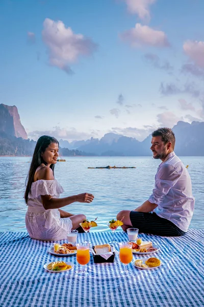 Khao Sok Tailandia, pareja desayunando frente a allí bungalow flotante de madera en el parque nacional Khao Sok Tailandia —  Fotos de Stock