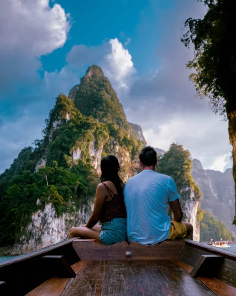 在泰国Khao Sok国家公园，一对夫妇在泰国度假，男人和女人乘坐长尾船 — 图库照片
