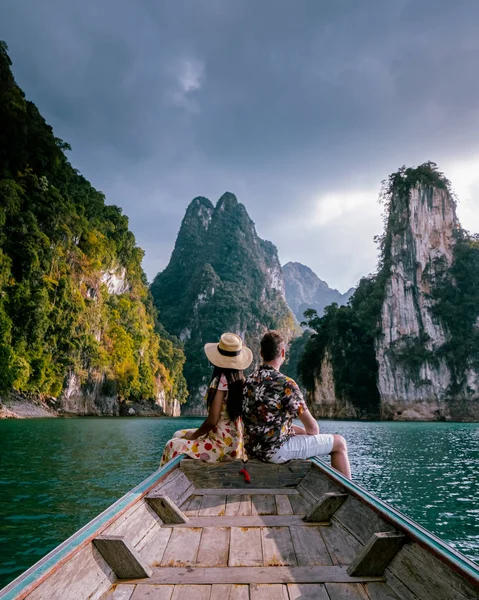 Khao Sok Tailandia, pareja de vacaciones en Tailandia, hombres y mujeres en barco de cola larga en el parque nacional Khao Sok Tailandia — Foto de Stock