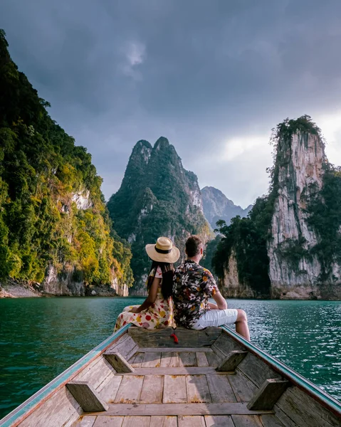 Khao Sok Thailand, pasangan berlibur di Thailand, pria dan wanita di perahu panjang di Taman Nasional Khao Sok Thailand — Stok Foto