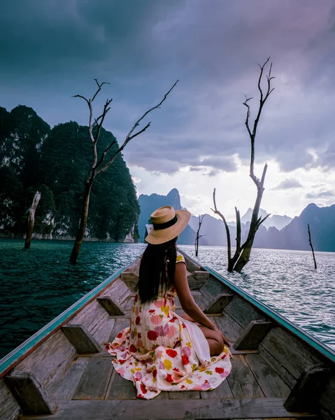 Femeie cu barca cu coada lunga la lacul Khao SOk Thailanda, femeie cu barca la Cheow Larn Lake Thailanda — Fotografie, imagine de stoc