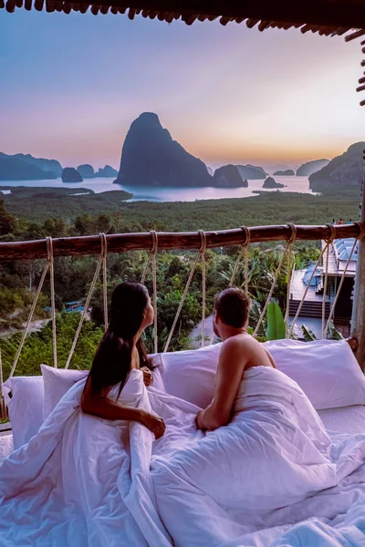 Phangnga Bay Thailandia, coppia a letto svegliarsi nella giungla di Phangnga Bay con vista sull'oceano e sull'isola del bach durante il suinrise — Foto Stock