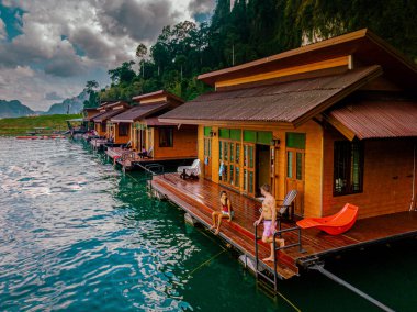 Khao Sok Tayland 'da yüzen bungalovlar, Bungalov önünde çift ile göl manzarası