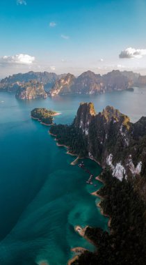 Robot havadan çekim, en iyi görünümü Khao Sok Milli parkının bu deniz gibi insanlar için başka bir yer. Adanın bir doğa rezerv., Surat Thani, Tayland olduğunu