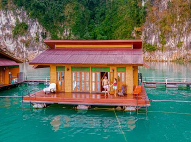 Khao Sok Tayland 'da yüzen bungalovlar, Bungalov önünde çift ile göl manzarası