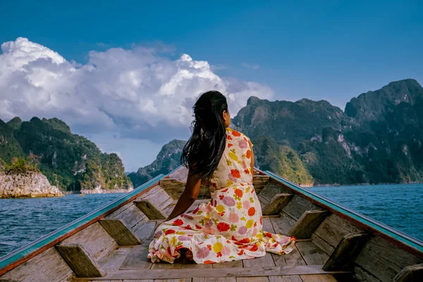 Khao Sok Gölü Tayland 'da uzun kuyruklu sandalda bir kadın, Tayland' da Cheow Larn Gölü 'nde teknede bir kadın. — Stok fotoğraf