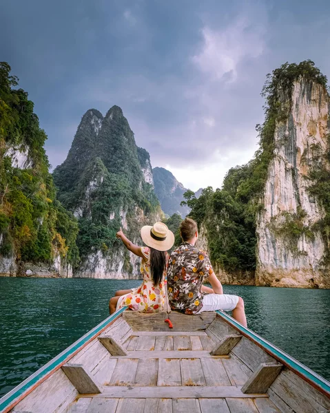 Khao Sok Thailand, couple on vacation in Thailand, men and woman in longtail boat at the Khao Sok national park Thailand — Stock Photo, Image