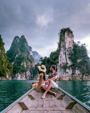Khao Sok Tayland, Tayland 'da tatilde olan bir çift, Tayland' daki Khao Sok Milli Parkı 'nda uzun kuyruklu kadın ve erkekler.