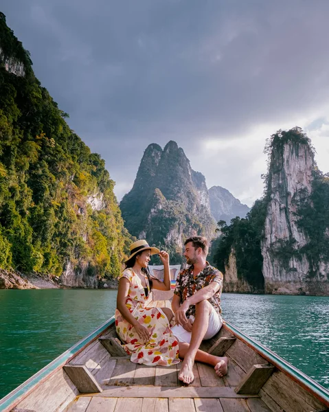 Khao Sok Tailândia, casal de férias na Tailândia, homens e mulheres em barco de cauda longa no parque nacional Khao Sok Tailândia — Fotografia de Stock