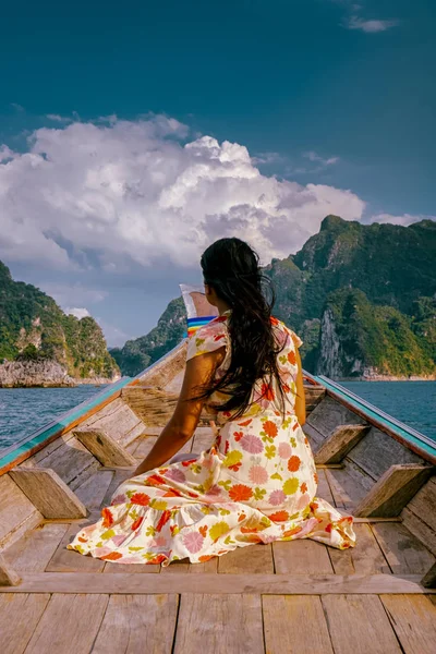 Mulher em barco de cauda longa no lago Khao SOk Tailândia, mulher em barco no lago Cheow Larn Tailândia — Fotografia de Stock