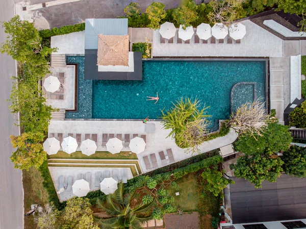 Vista superior piscina, piscina con vistas al dron, pareja en la piscina durante las vacaciones en Tailandia — Foto de Stock