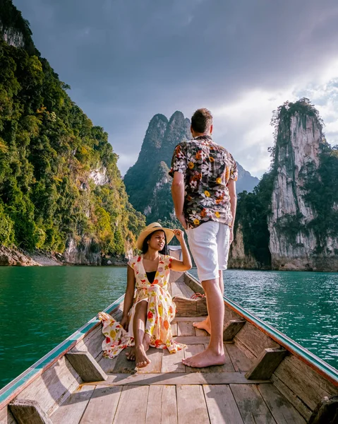 Khao Sok Tajlandia, para na wakacjach w Tajlandii, mężczyźni i kobiety w łodzi długodystansowej w parku narodowym Khao Sok Tajlandia — Zdjęcie stockowe