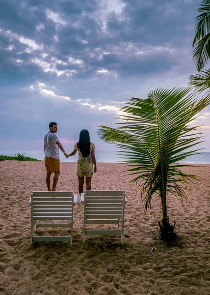 Tayland 'da tatilde yüzme havuzunda dinlenen çift