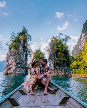 Khao Sok Tayland, Tayland 'da tatilde olan bir çift, Tayland' daki Khao Sok Milli Parkı 'nda uzun kuyruklu kadın ve erkekler.