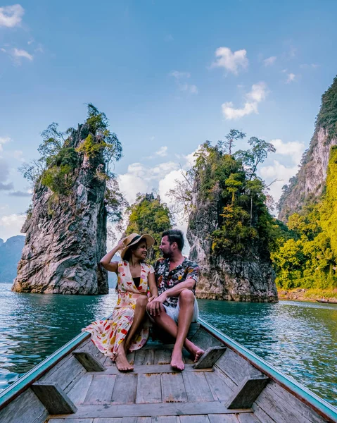 Khao Sok Thaïlande, couple en vacances en Thaïlande, hommes et femmes en bateau à queue longue au parc national de Khao Sok Thaïlande — Photo