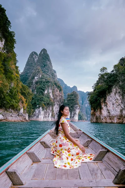 Khao Sok Gölü Tayland 'da uzun kuyruklu sandalda bir kadın, Tayland' da Cheow Larn Gölü 'nde teknede bir kadın. — Stok fotoğraf