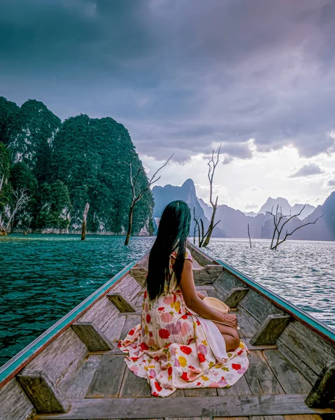 Donna in barca longtail al lago Khao SOk Thailandia, donna in barca al lago Cheow Larn Thailandia — Foto Stock