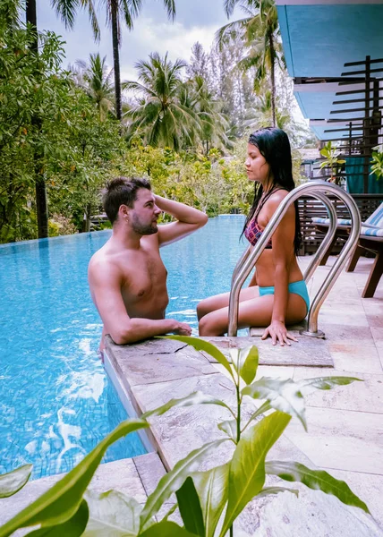 Paar ontspannen in het zwembad tijdens vakantie in Thailand — Stockfoto