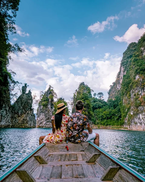Khao Sok Tailandia, pareja de vacaciones en Tailandia, hombres y mujeres en barco de cola larga en el parque nacional Khao Sok Tailandia —  Fotos de Stock