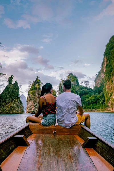カオソック・タイ,タイでの休暇中のカップル,カオソック国立公園でのロングテールボートの男性と女性タイ — ストック写真