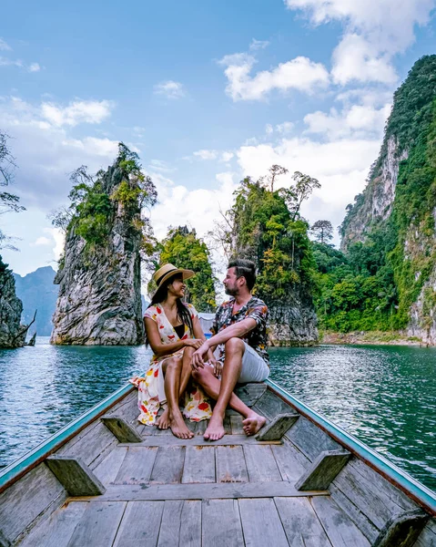 Хао Сок Таїланд, подружжя у відпустці в Таїланді, чоловіки і жінки в довгохвостому човні в національному парку Хао Сок Таїланд. — стокове фото