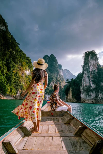 Khao Sok Thailanda, cuplu în vacanță în Thailanda, bărbați și femei în barcă cu coadă lungă la parcul național Khao Sok Thailanda — Fotografie, imagine de stoc