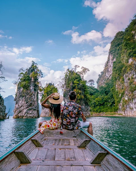 Khao Sok Thailanda, cuplu în vacanță în Thailanda, bărbați și femei în barcă cu coadă lungă la parcul național Khao Sok Thailanda — Fotografie, imagine de stoc