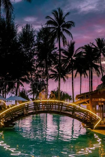 Casal assistindo por do sol na praia e na piscina de um resort de luxo na Tailândia Khao Lak — Fotografia de Stock