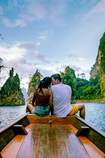 カオソック・タイ,タイでの休暇中のカップル,カオソック国立公園でのロングテールボートの男性と女性タイ — ストック写真