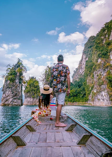 Khao Sok Thailand, pasangan berlibur di Thailand, pria dan wanita di perahu panjang di Taman Nasional Khao Sok Thailand — Stok Foto