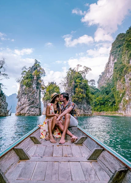 Khao Sok Thaiföld, pár nyaralni Thaiföldön, férfiak és nők hosszú farok csónak a Khao Sok nemzeti park Thaiföld — Stock Fotó