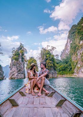 Khao Sok Tayland, Tayland 'da tatilde olan bir çift, Tayland' daki Khao Sok Milli Parkı 'nda uzun kuyruklu kadın ve erkekler.
