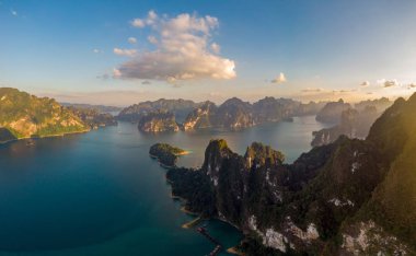 Robot havadan çekim, en iyi görünümü Khao Sok Milli parkının bu deniz gibi insanlar için başka bir yer. Adanın bir doğa rezerv., Surat Thani, Tayland olduğunu