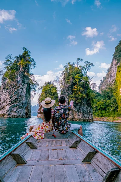 Khao Sok Thaimaa, pari lomalla Thaimaassa, miehet ja naiset longtail veneessä Khao Sok kansallispuisto Thaimaa — kuvapankkivalokuva
