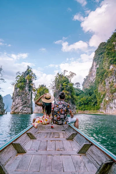 Khao Sok Thaiföld, pár nyaralni Thaiföldön, férfiak és nők hosszú farok csónak a Khao Sok nemzeti park Thaiföld — Stock Fotó