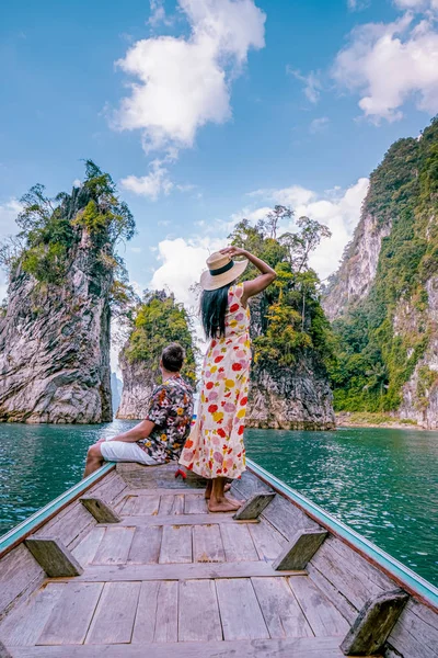 Khao Sok Thailand, couple on vacation in Thailand, men and woman in longtail boat at the Khao Sok national park Thailand — 스톡 사진