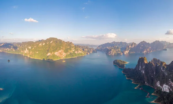 Drone plano aéreo, vista superior del Parque Nacional Khao Sok, Es otro destino para las personas que les gusta el mar. La isla es una reserva natural., Surat Thani, Tailandia —  Fotos de Stock
