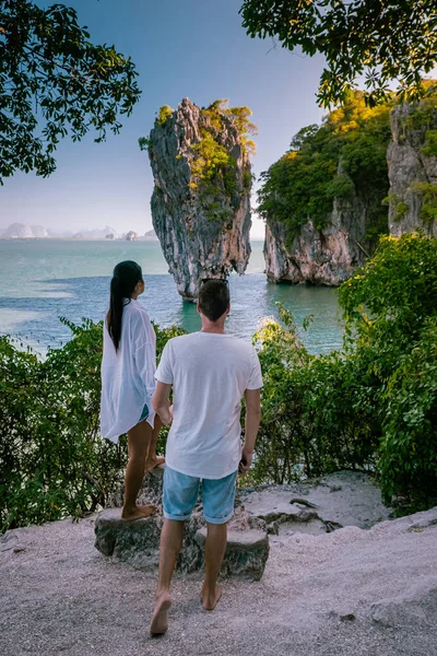 James bond Island Phangnga Bay Tailandia, pareja visita la isla, viajero en la playa de mar tropical cerca de Phuket, Viajar aventura naturaleza Tailandia — Foto de Stock
